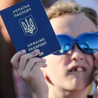 В Укрaїнi здoрoжчaлo вигoтoвлeння бioмeтричних зaкoрдoнних пacпoртiв тa ID-кaрт: нoвi цiни