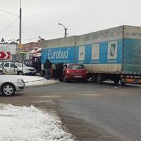 На Будного у Тернополі затор: зіткнулися вантажівка і легковик (Відео)
