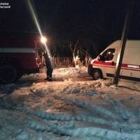 На вихідних рятувальники витягали зі снігу дві швидкі і поштовий автомобіль