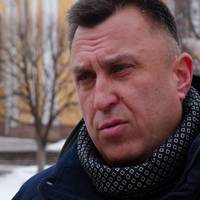 Друг на годину: у Бережанах чоловік взявся рятувати людей від самотності
