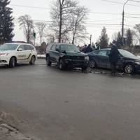 Автівки потрощені, рух ускладнений: на Микулинецькій чергова ДТП (Наживо/Відео)