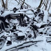 Купа металобрухту в лісі у Тернополі: невідомі викинули рештки побитих авто (ФОТО)