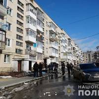 У Тернополі чоловік вистрибнув із вікна, а з грудей стирчав ніж (ФОТО)