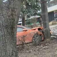 У Тернополі водій на помаранчевому “Хюндаї” в’їхав у стовп (Фото)