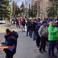 Біля військкомату у Тернополі – велика черга