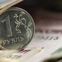 Летить у прірву. Курс російського рубля обвалився ще до початку офіційних торгів