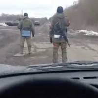 Смілива жінка на блокпосту облаяла окупантів: відео із Сумщини