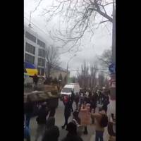 Окупанти залишили центр Херсона: місцевий встиг із прапором заскочити на ворожий БТР