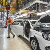 Заводи Lada зупинилися через санкції Заходу