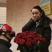 Любов переможе війну: у Тернополі рятувальник освідчився коханій