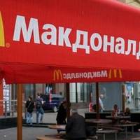 У останній день роботи McDonald`s в Росії люди приковували себе до дверей (ФОТО)