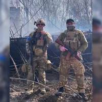 На фоні палає танк окупантів: американські добровольці зняли потішне відео у звільненому селі