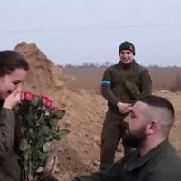 Любов сильніша за війну: нацгвардієць освідчився коханій прямісінько на блокпосту (ВІДЕО)