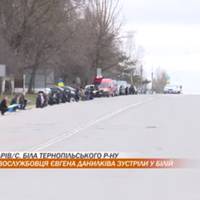 У селі Біла люди на колінах зустріли полеглого захисника Євгена Данилківа