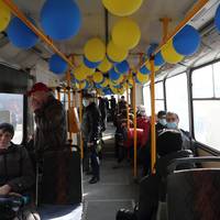 Тернополем курсує патріотичний тролейбус, прикрашений сотнею синьо-жовтих кульок (фото)