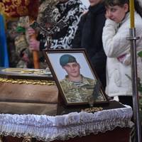 У Чорткові в останню дорогу провели 26-річного захисника України Руслана Борцова