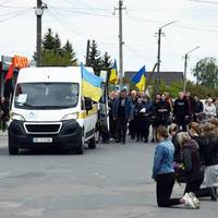 «Хотілося плюватися, дивлячись на це ганьбище»: на похороні бійця на Тернопільщині виник скандал через священників УПЦ МП