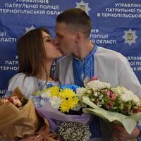 Патрульний з Тернополя, який на передовій захищає Україну – одружився (ФОТО)