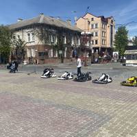 Театральний майдан очистять від машинок