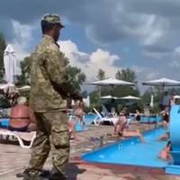 На Закарпатті чоловікам вручають повістки біля басейнів на турбазах (відео)