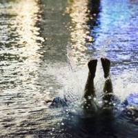 У Тернополі нетверезий чоловік видерся на колону біля озера і стрибнув у воду (відео)