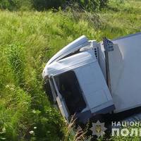 На Тернопільщині вантажівка злетіла з траси: фото
