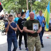 Все село прийшло, щоб поховaти військовослужбовця Юрія Боднaрчукa