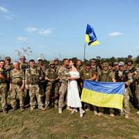У РАЦС влучила ракета: під кулями на Сході одружилася пара з Тернопільщини (фото)