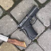 У Тернополі затримали підозрілого чоловіка, озброєного ножем і пістолетом. ФОТО