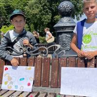 Маленькі тернополяни Андрій і Даниїл продають патріотичні браслети для підтримки ЗСУ (Фото/Відео)