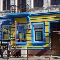 Історичний будинок у центрі Тернополя пофарбували у жовто-блакитний колір. ВІДЕО