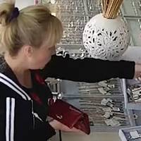 Розмовляла російською: камера спостереження зафіксувала, як спритна злодійка обікрала ювелірну крамницю. ВІДЕО