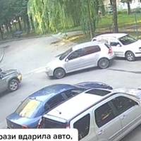 “Не почула”: у Тернополі вправна “їздунка” чотири рази вдарила чуже авто. ВІДЕО