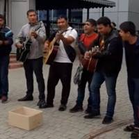 На автовокзалі в Тернополі роми влаштували справжній музичний перфоменс (відео)