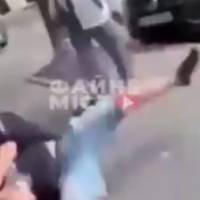 У мережі з’явилося відео, як в Тернополі батько з сином напали на муніципала (Відео)