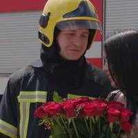 Тернопільський рятувальник вразив кохану та очевидців неймовірним освідченням на Театральному майдані