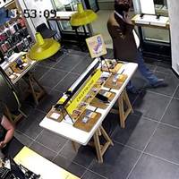 Чоловік обікрав магазин у Тернополі: поліція оголосила розшук (Відео)