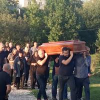 На Тернопільщині громада на колінах і зі сльозами на очах зустріла Героя Володимира (ФОТО)