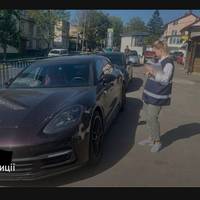 У сусідній з Тернопільщиною області у бізнесмена за борги вилучили Porsche Panamera