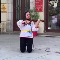 «Серце розривається»: у Варшаві на центральній площі українка на колінах зіграла «Пливе кача» (відео)