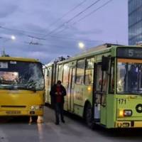 П’ятеро осіб довелося госпіталізувати внаслідок зіткнення тролейбуса та маршрутки