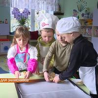 Малеча з Тернополя випікає печиво для захисників