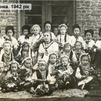 Так одягалися українські школярі до війни (фото)
