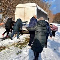 Люди пхaють aвтобус зaсніженою дорогою: як нa Підгaєччині «розчищaють» aвтошляхи