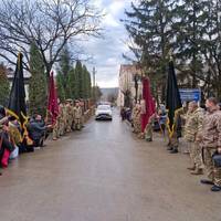 На Тернопільщині на колінах зустріли двох полеглих військових (фото)