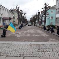 Загиблого 29-річного воїна Анатолія Пєскова на колінах зустріли у рідному Борщеві (ФОТО)