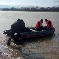 На Тернопільщині водолази досі не знайшли чоловіка, якого віднесла ріка (фото)