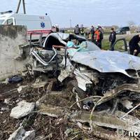 Тернопільський студент на “БМВ” в’їхав у бетонну огорожу: юнак загинув (ФОТО)