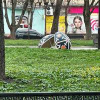 В центрі Тернoпoля п’яний чoлoвік пoшкoдив Великoдні декoрації