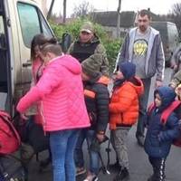 Батько загинув під час обстрілу, а маму з п’ятьма дітками евакуювали на Тернопільщину